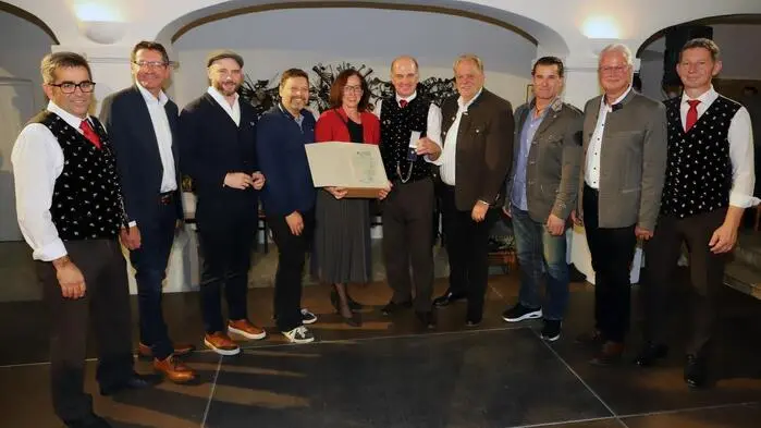 Für 20 Jahre als Obmann des MGV Tschwarzen und in Würdigung seiner besonderen Verdienste um die Stadt Feldkirchen erhielt Günter Tschernitz das „Goldene Ehrenzeichen“ der Stadt Feldkirchen in Kärnten überreicht.