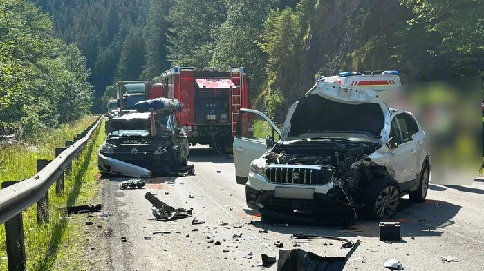 Die Einsatzkräfte fanden ein wahres Trümmerfeld auf der Straße vor