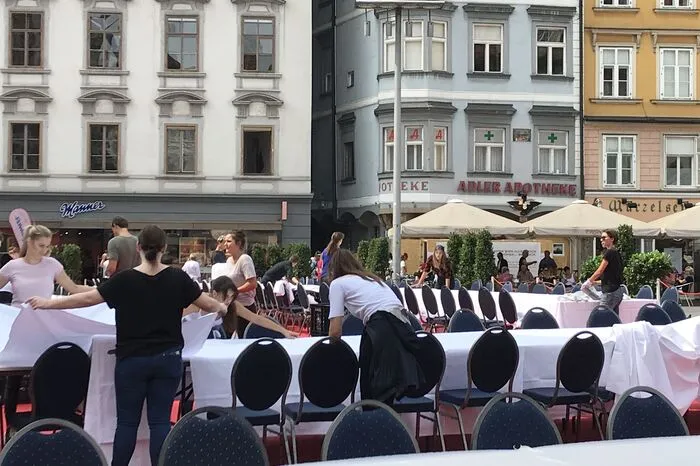 150 Mitarbeiter sind im Einsatz. Lange bevor sich die Gäste in die Abendgarderobe werfen, sind sie damit beschäftigt den Hauptplatz zum schönsten Gasthaus der Stadt zu machen.