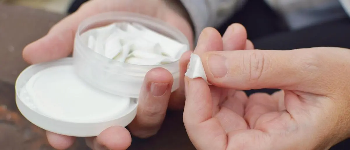 Nikotinbeutel müssen künftig in Trafiken verkauft werden. Konsumiert werden sie, indem sie zwischen Lippe und Kiefer geschoben werden.