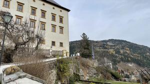 Wurde die blau-weiße Flagge beim Schloss Murau gehisst, wusste man: Der Fürst ist in der Stadt. Aktuell ist sie auf halbmast gehisst