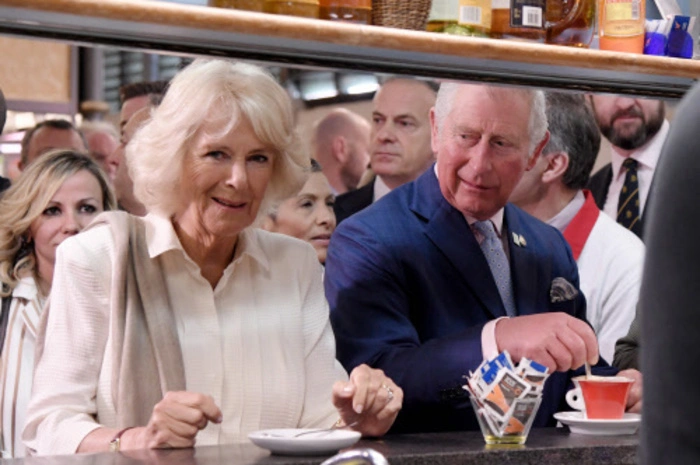 Derweil starrt Camilla auf ihre Untertasse.