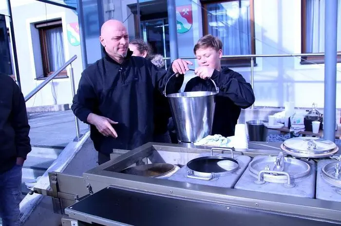 Dazu wurde, wie seinerzeit üblich, eine „Woake“ aus Schnaps und Honig gereicht, die von Irmi Nußbacher zubereitet wurde. Und Thomas Kolb kochte in seiner „Feldküche“ einen wärmenden Tee.
