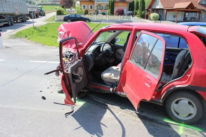 Drei Autos waren kollidiert.