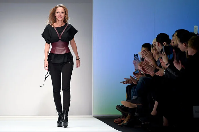 "Ich wollte schon immer einmal auch international zeigen, aber das ist mit einem sehr hohen finanziellen Aufwand verbunden", sagte Martina Müller der APA im Interview. Bei der Vienna Fashion Week war sie bisher mit viel Applaus bedachter Stammgast. "Dort hatte ich die Möglichkeit, meinen Kunden die jeweils aktuelle Kollektion zu zeigen, alles ist sehr konkret auf den Endverbraucher zugeschnitten." Berlin, mit Fachpublikum und Einkäufern großer Mode-Kaufhäuser, sei im Vergleich dazu "ein sehr viel größerer Sprung" und "eine tolle Chance". "Wie eine neue Tür, die sich öffnet", schwärmte die Modemacherin.