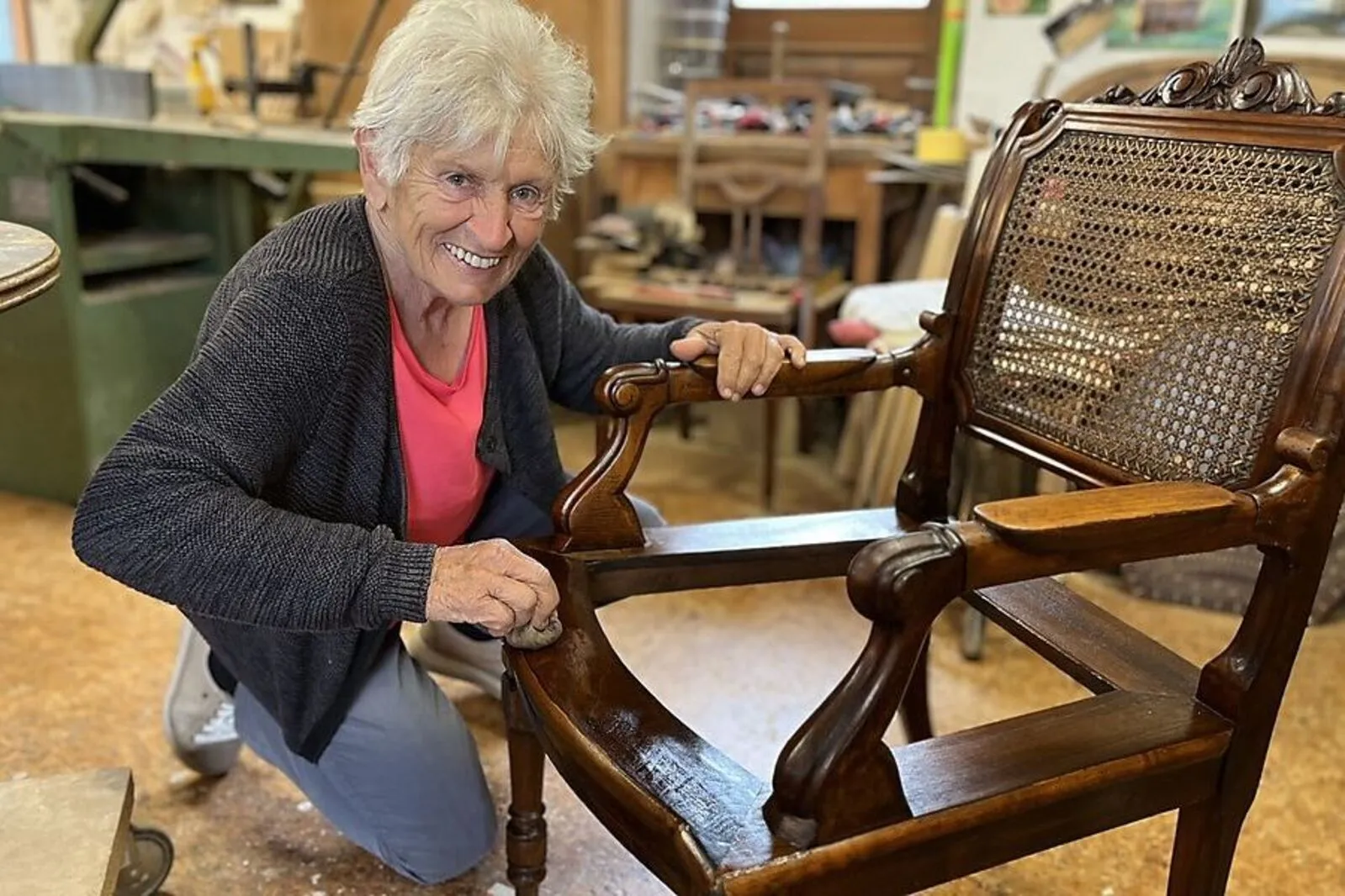 Angela Holzinger hat sich fünf Tage lang einem alten Sessel gewidmet. Er wird nun einen Ehrenplatz bekommen