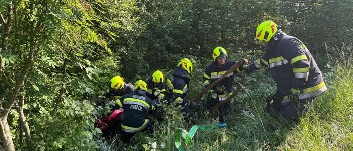 Die Feuerwehr Stanz barg das Unfallfahrzeug