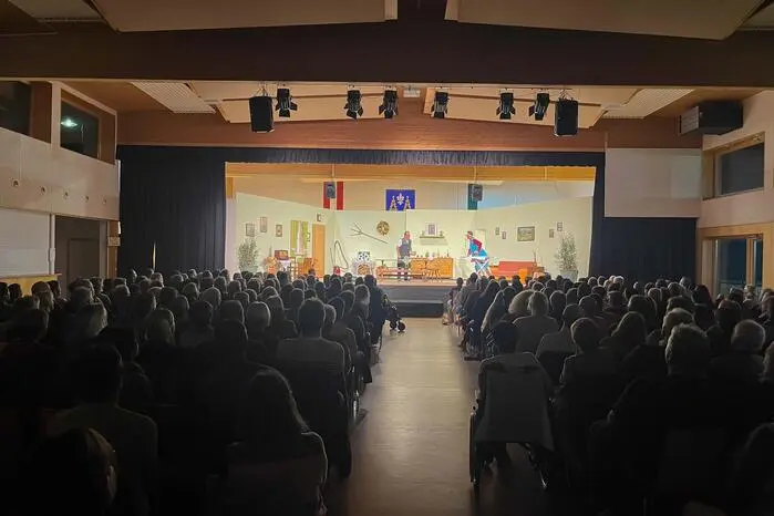 Die Vorstellung war gut besucht und auch diesmal sorgte das Ensemble für zahlreiche Lacher im Publikum.