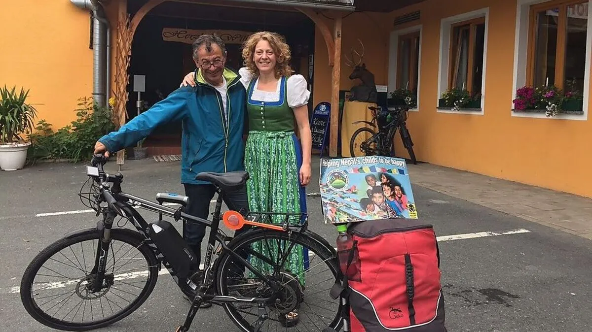 Henri Séguy und Gabi Hirsch in Birkfeld. Mit einem Plakat macht er auf das Spendenprojekt aufmerksam