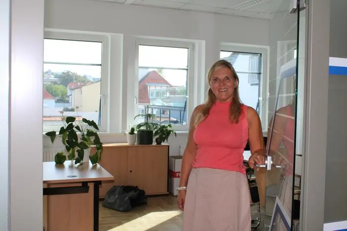 AMS-Geschäftsstellenleiterin Gabriele Maitz in ihrem neuen Büro 