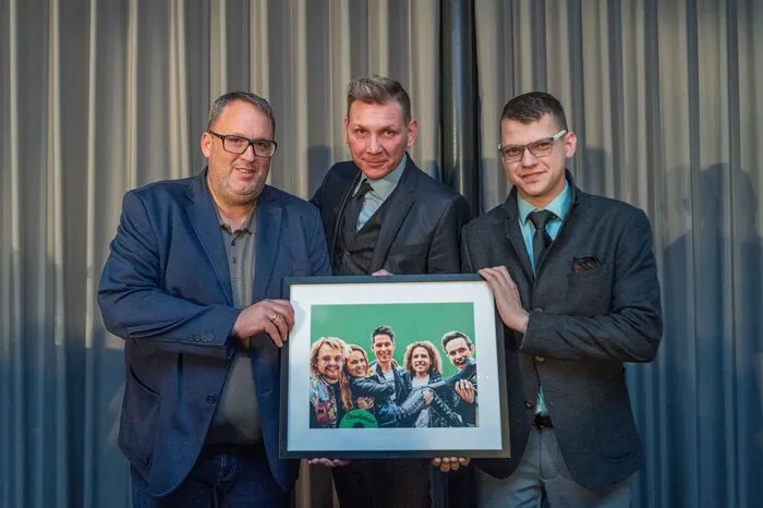Leider nicht persönlich anwesend, weil gerade auf Promotion-Tour in Deutschland, waren die Draufgänger, die Sieger in der Kategorie Entertainment. Auf dem Bild Laudator Thomas Plauder mit Stefan Schild und Swen Völkl vom Sponsor New Sales Way.
