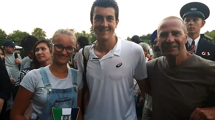 Sebastian Ofner, flankiert von Carina Schwimmer und ESV-Legende Peter Eisbacher mit Bruck-Wimpel in Wimbledon