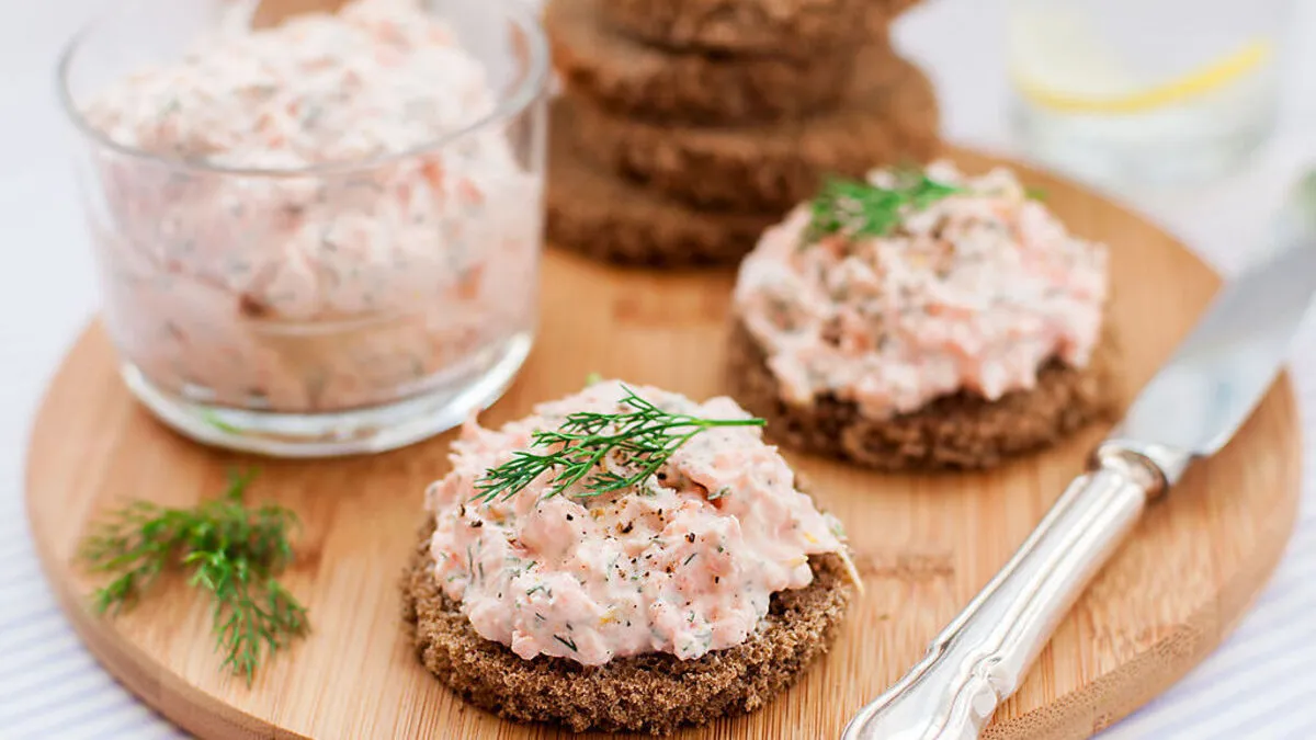 Auf dunklem Knusperbrot serviert: Räucherfisch zum Dippen oder Aufstreichen
