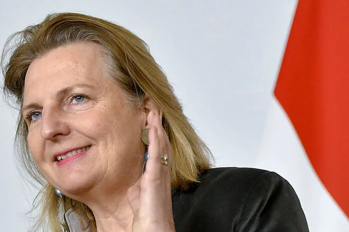 Kneissl, eigentlich Expertin für den Nahen Osten, hat diese Nähe aber nicht geschadet: Schon seit dem Vorjahr hat sie begonnen, Kolumnen für den staatsnahen Sender Russia Today zu verfassen.
