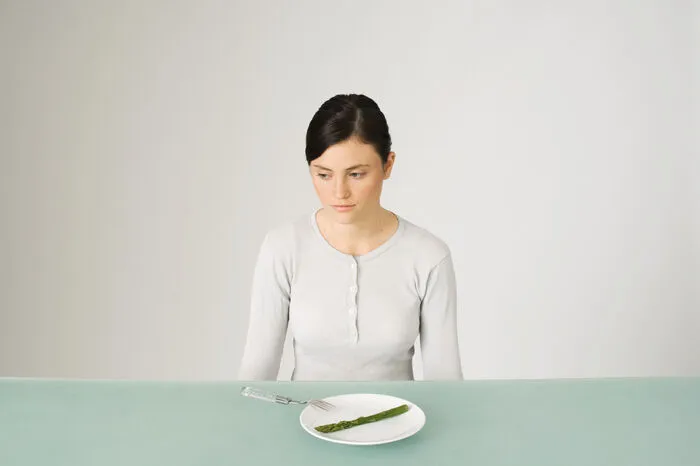 3) Verbote. Eine gesunde, ausgewogene Ernährung kennt keine Verbote – schließlich soll man sie ein Leben lang durchhalten. Alles Verbotene übt außerdem einen besonderen Reiz aus. Daher sollte man zum Beispiel Schokolade nicht komplett vom Speiseplan streichen, sondern ...