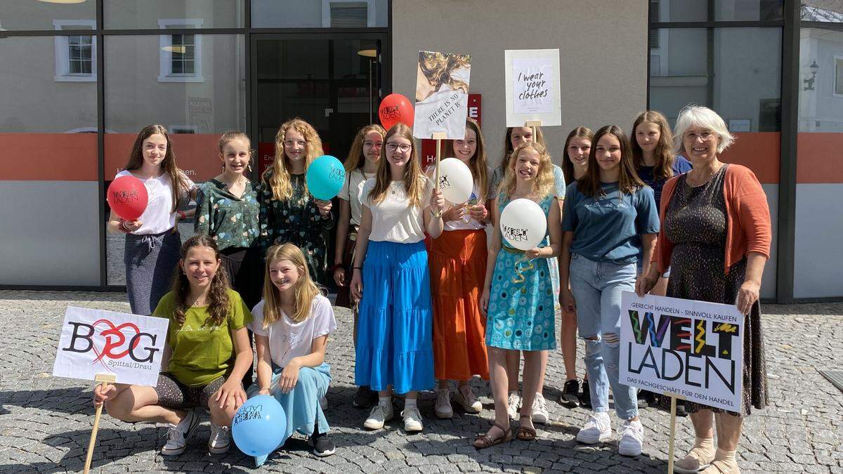 Bei der mobilen Modenschau statteten die Schülerinnen des BRG Spittal und Weltladen-Obfrau Sylvia Auer auch der Kleine Zeitung einen Besuch ab