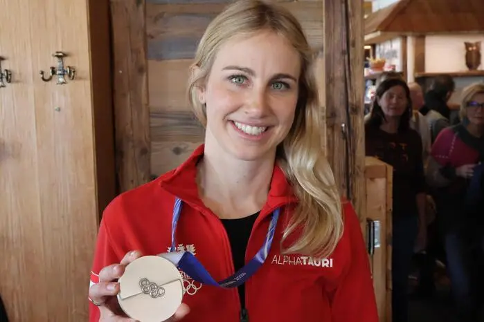 Sabine Payer hat sich mit einer herausragenden Leistung zur Vize-Olympiasiegerin gekrönt und damit nicht nur eine Medaille gewonnen, sondern Sportgeschichte geschrieben. Übrigens: Ein Video von den Feierlichkeiten gibt es auf Facebook Kleine Zeitung St. Veit/Feldkirchen zu sehen! Klicken Sie sich durch die Fotogalerie!