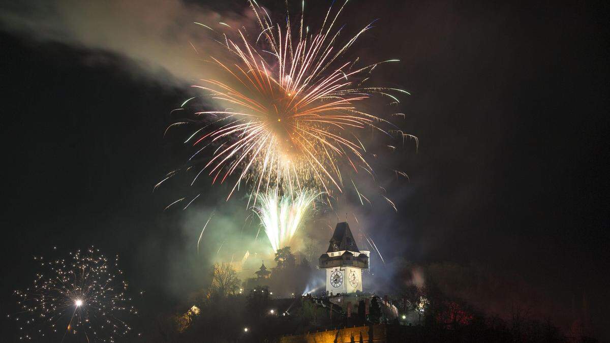 Ein Anblick aus der Vergangenheit: Feuerwerk am Grazer Schloßberg | Ein Anblick aus der Vergangenheit: Feuerwerk am Grazer Schloßberg