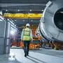 Ein Mitarbeiter geht durch eine Industrielagerhalle | Den Standort ins Ausland zu verlagern, ist eine große Gefahr für Österreichs Wirtschaft