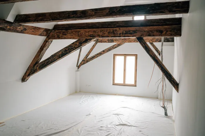 Kein Zimmer gleicht dem anderen. Alte Deckenbalken wurden in vielen Räumen freigelegt.
