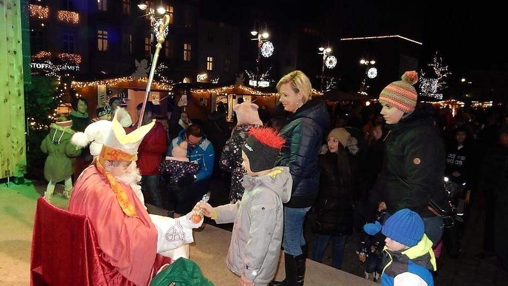 Sein Auftritt war geplant: Markus Wascher als Nikolaus am Markt