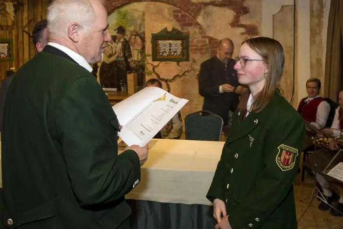 Eine besondere Auszeichnung erhielt Jasmin Galler: Sie bestand die Prüfung zum Leistungsabzeichen in Gold mit ausgezeichnetem Erfolg.
