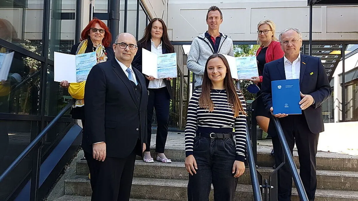 Borg-Direktor Gunter Wilfinger mit Schulsprecherin Lora Ulz und fünf der 40 Geehrten