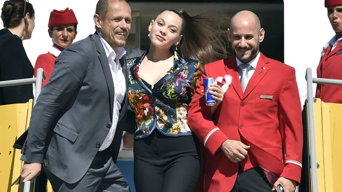 Der Flieger mit Sängerinnen Dionne Warwick, Cheyenne Elliott, dem Model Pat Cleveland und Transsexuellen-Ikone Amanda Lepore an Bord kam überpünktlich um 9.30 Uhr aus New York an. Organisator Gery Keszler nahm sein glitzerndes Partyvolk wie immer persönlich in Empfang.