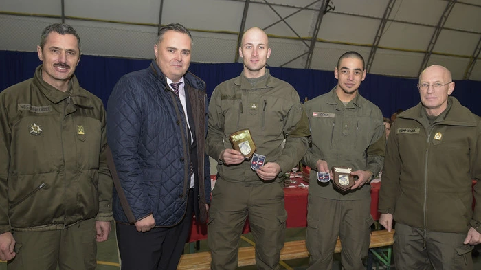 Bei der Weihnachtsfeier wurden auch zwei Lebensretter geehrt: Gefreiter Umut Cona und Zugsführer Viktor Kaplan fanden und versorgten einen bewusstlosen Arbeiter im Camp.