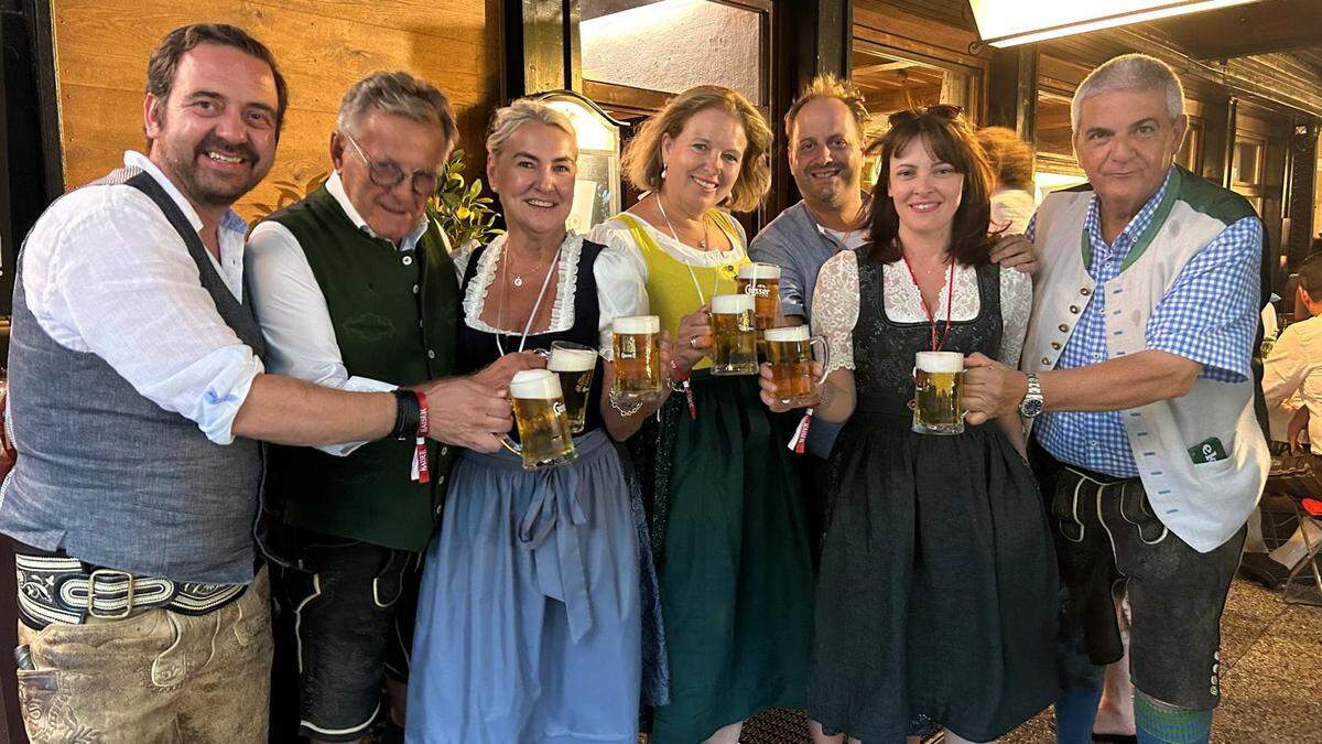 Reinhard Stranger (Brau Union), Kurdirektor Michael Schafflinger, „Tschebull“-Wirtin Brigitte Heider, Diplomatengattin Gerda Launsky-Ludvik, Stegerbräuwirte Waltraud und Christian Stiegler, Vertriebsdirektor Gerhard Leitner (von links)