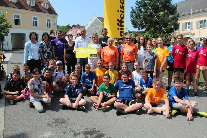 Sportlich und engagiert zugleich zeigten sich die Volksschüler aus Fehring und Hatzendorf sowie die Mittelschüler aus Fehring. Entsprechend erfolgreich war  Benefizlauf, dessen finanzieller Reingewinn an die  Kinderkrebshilfe. „Das Ergebnis ist mit 6537 Euro unerwartet hoch. Einen derartigen Erfolg hätten wir uns niemals erwartet“, freute sich Hans Wendler, Direktor der Mittelschule Fehring. Rund 500 Schülerinnen und Schüler sowie sechzig Lehrer und Lehrerinnen spulten zahlreiche Stadtrunden herunter. Die Laufbegeisterung war riesig. Organisiert haben den Lauf Patrick Rechberger, Eva Fuchs und Maria Wagner-Schöllauf. Seitens der Kinderkrebshilfe war Sonja Lipp vertreten, die auch den Scheck der Raiba in Empfang nahm. Nationalrätin Agnes Totter und Bürgermeister Johann Winkelmaier gratulierten den Schülern und Schülerinnen zu ihrer beeindruckenden Leistungen.