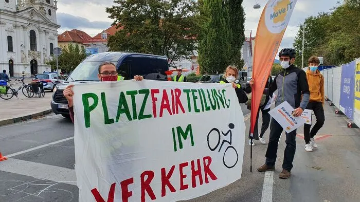Aktivisten von "Move It" forden eine faire Aufteilung des Straßenraumes ein...