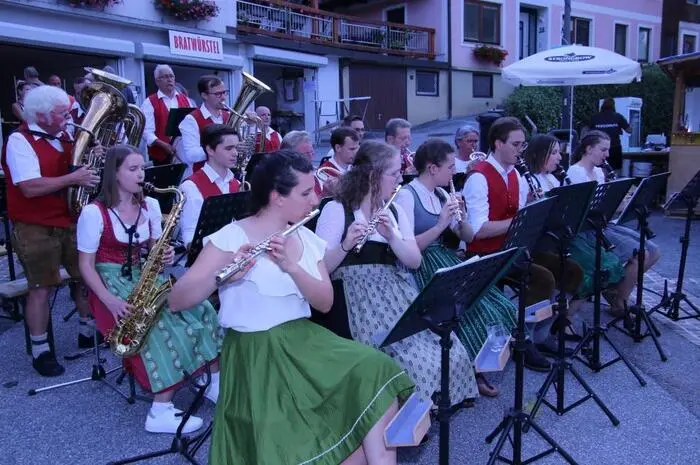 Zahlreiche Musikgruppen von der Blasmusikkapelle Kainachtal, den Weingartsbergern, den Aichfeldern, Ligist 3 bis zu 5e Samma ließen das Dorffest zum Erlebnistag werden.