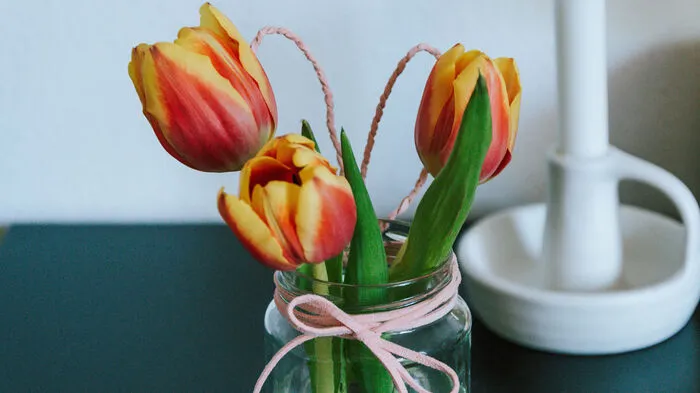 Mit dieser einfachen Anleitung wird ein altes Einmachglas in nur wenigen Schritten zur Oster-Vase