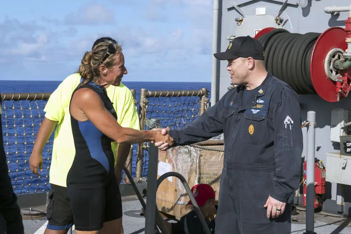 Navy-Kommandant Gary Wise begrüßte Jennifer Appel an Bord. Der US-Marine zufolge schienen sowohl die Seglerinnen als auch die Hunde bei ihrer Rettung in guter körperlicher Verfassung. Sie überlebten demnach dank ihrer Meerwasserfilters und eines Jahresvorrats an Haferflocken, Nudeln und Reis.
