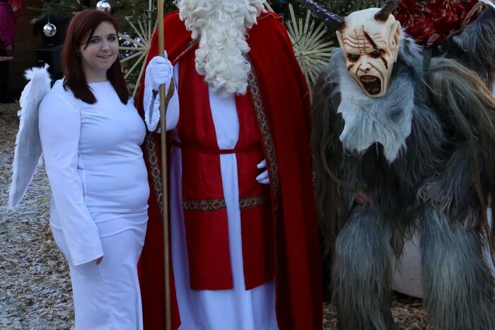 So schauten der Nikolaus und der Krampus in Begleitung eines Engels am Adventmarkt in der Krappfeld-Metropole vorbei.