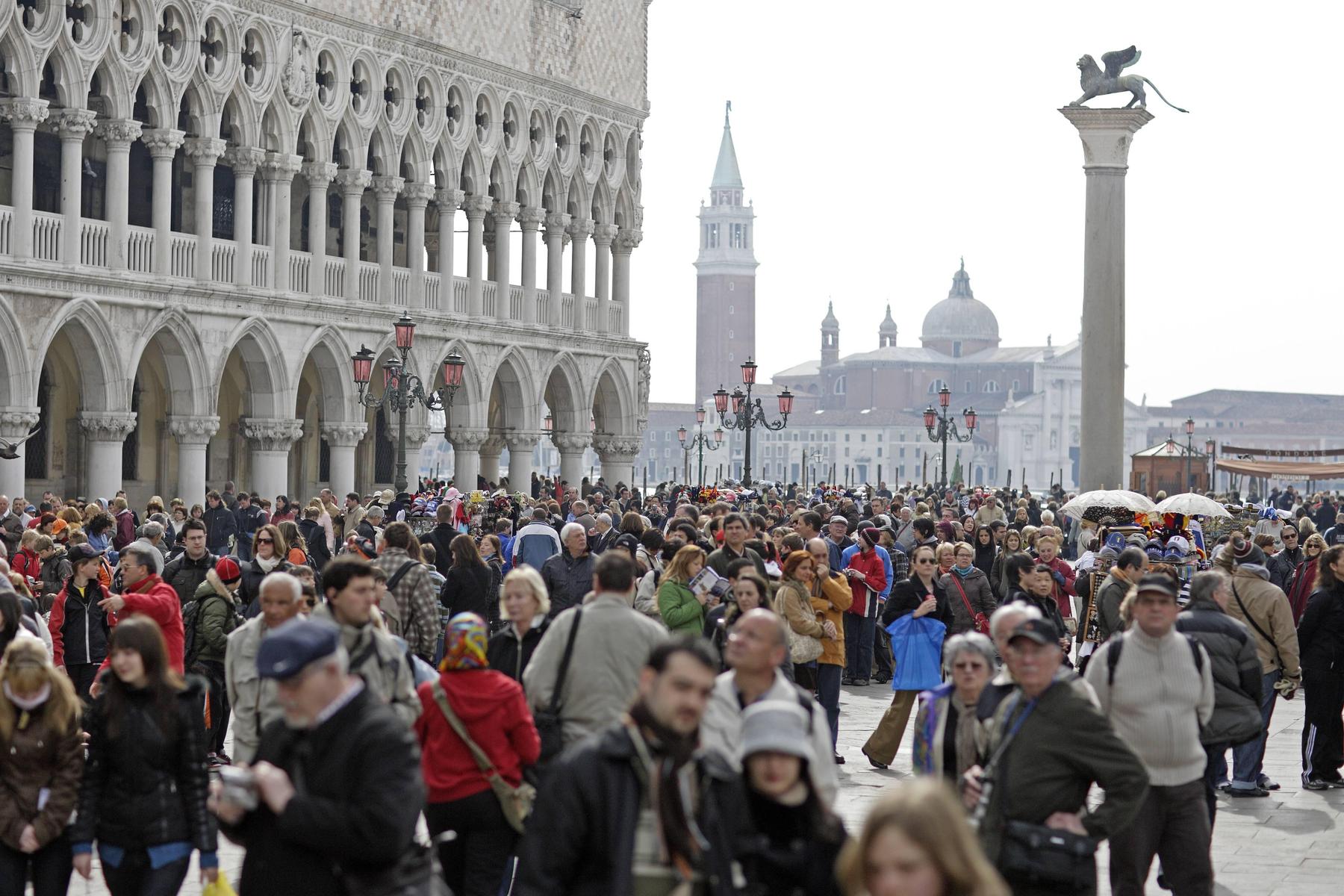Venetiens Präsident fordert Fußfesseln für Taschendiebe in Venedig