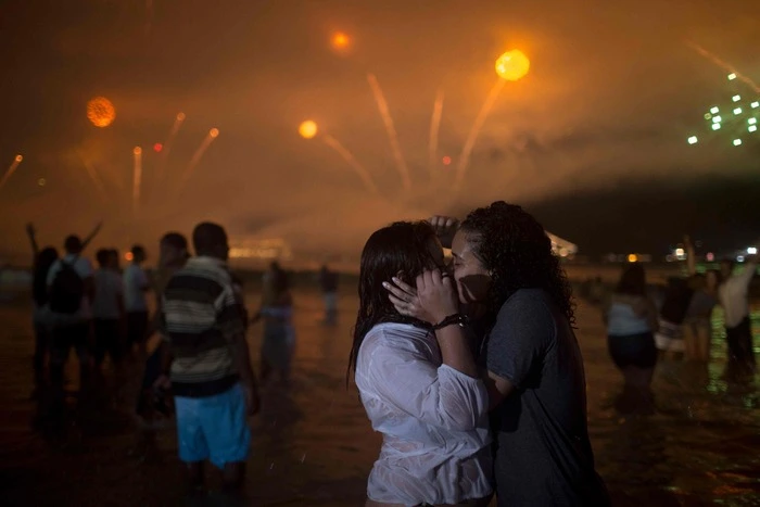Dieses wurde von elf Booten in der Atlantikbucht vom Meer aus abgefeuert. Rund 25 Tonnen Feuerwerk wurden dabei synchron in den Himmel geschossen.  
