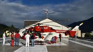 Ein Hubschrauber steht auf einem Landeplatz, mehrere Personen stehen um diesen herum | Die Hubschrauberlandungen sind im Vergleich zu 2024 leicht gestiegen