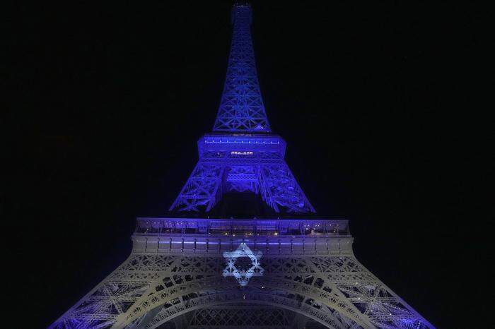 Auch der Eiffelturm erleuchtete Montagabend in den israelischen Nationalfarben