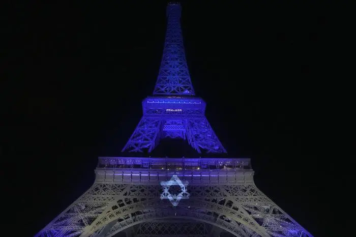 Auch der Eiffelturm erleuchtete Montagabend in den israelischen Nationalfarben