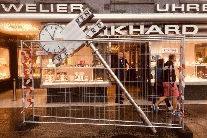 Martin Laukhardt war die Uhr, die mittlerweile mit einem Bauzaun abgesichert wurde, ein Foto wert.