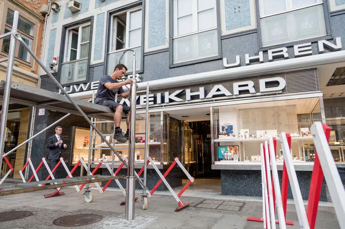 Mitte Juli hatte ein Betonmischer während der groß angelegten Bauaktivitäten in der Grazer Innenstadt bei einem unachtsamen Rückfahrmanöver die stählerne Standuhr gerammt und in bedenkliche Schieflage versetzt.