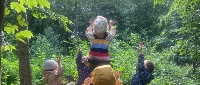 Die Kinder der Zwergenhütte spielen gerne in der Natur