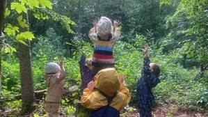Die Kinder der Zwergenhütte spielen gerne in der Natur