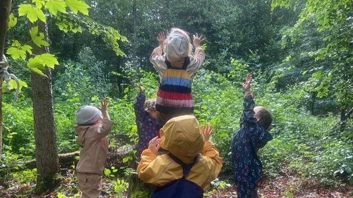Die Kinder der Zwergenhütte spielen gerne in der Natur