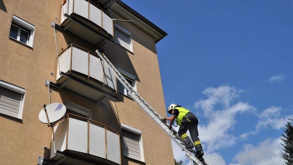 Über den Balkon gelangte die Feuerwehr in die Wohnung