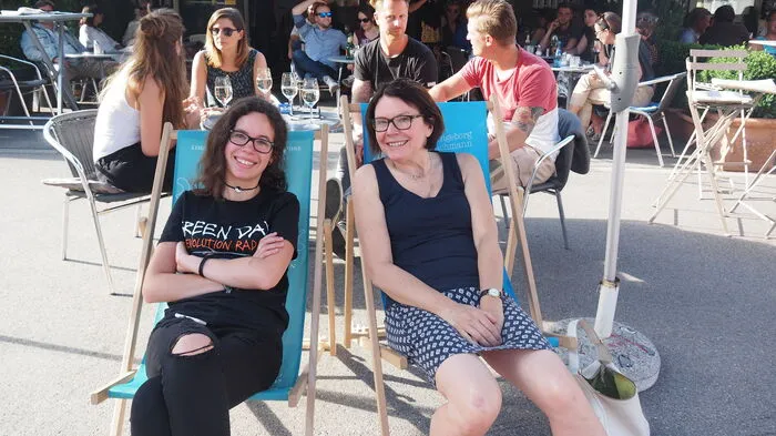 Sonst sieht es Samstagnachmittag am Klagenfurter Benediktinerplatz ja leider eher verwaist aus. Diesmal wurde aber anständig gechillt. Studenten der Klagenfurter Kulturwissenschaften ließen am Samstag das Programm "Campus Downtown" auf dem Marktplatz über die Bühne gehen. Kunstwerke wurden ausgestellt, es wurde zu DJ-Musik und einem Konzert live gesprayt. Die Best of the Rest Küche kochte Gemüsecurry und die Rose Cup Cakes sorgten für süße Gaumenfreuden.