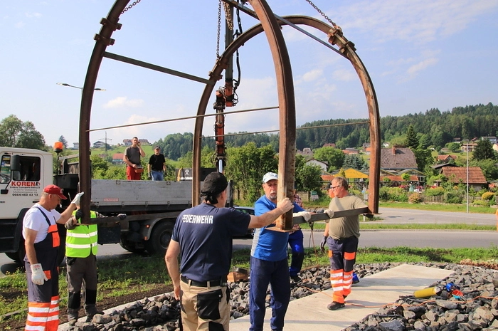 Der symbolisch aus einem Schacht rollende Grubenhunt trägt die Aufschrift „250 Jahre Kohlebergbau in der Weststeiermark“.