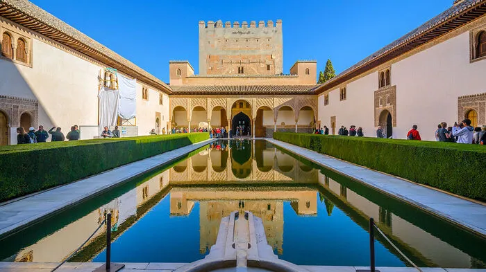 Zu Gast beim Sultan. Durch bevorzugten Eintritt tauchen Besucher bei diesem Ausflug direkt in die Geschichte der Alhambra ein. Der Reiseleiter führt seine Gäste durch die Paläste, Höfe und Gärten der Anlage, die Erbe der nasridischen Kultur aus dem 13. Jahrhundert sind. Eindrucksvolle Bauten wie die Nasridenpaläste der maurischen Sultane oder der Löwenhof mit dem berühmten Löwenbrunnen sind Wahrzeichen der Stadtburg. Bei Sonnenuntergang beginnen die Mauern der Anlage rot zu leuchten und machen ihrem Namen alle Ehre. Ab 67 Euro pro Person.